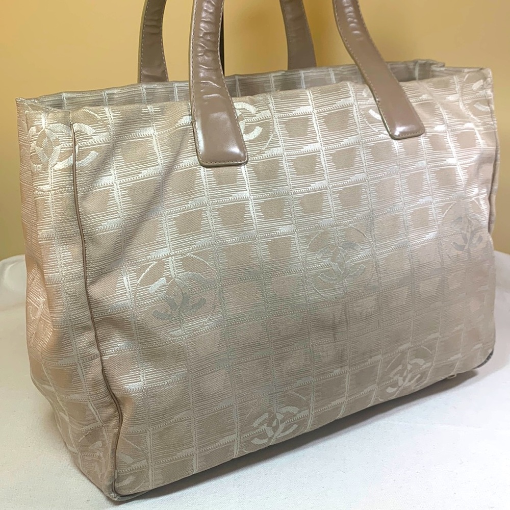 CHANEL LIGNE TRAVEL TAN TOTE W/LEATHER STRAPS INCLUDES MATCHING ROUND POUCH